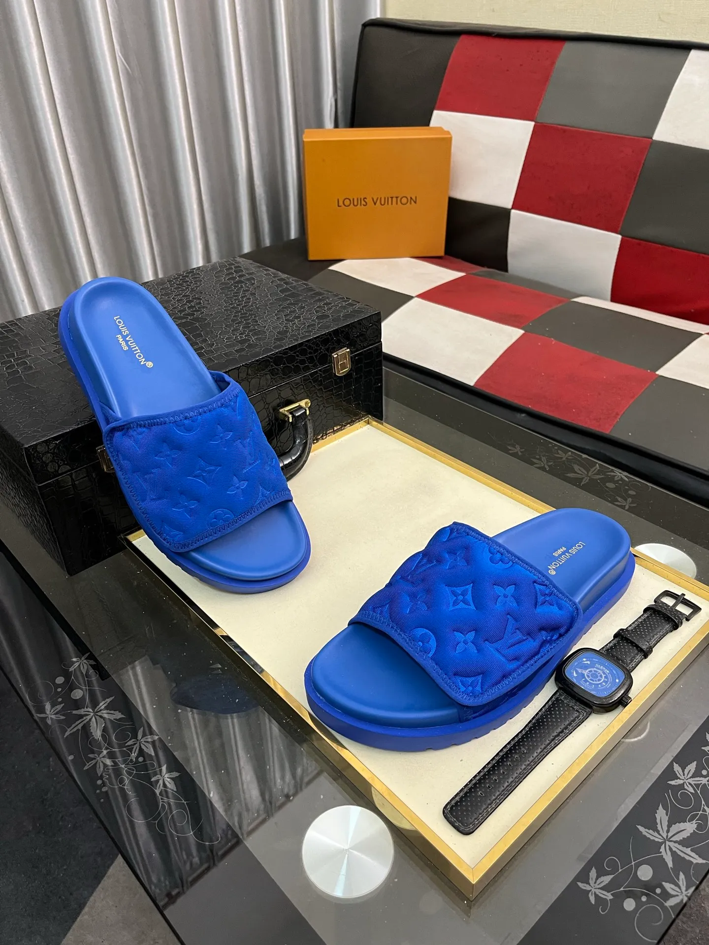 Men's men's shoes💰320⌚️⌚️[Louis Vuitton LV slippers] (high-end cowhide) counter 1:1 fashion style summer must-have! The designer used LV’s iconic outsole. The original simple slippers instantly become fashionable! The upper is made of flexible special cowhide leather straps alternately, and the workmanship is exquisite! A must-have for stylish men in summer, size 38-44